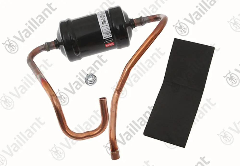Vaillant Filtertrockner im schwarzen Metallgehäuse mit Kupferrohren. Zubehörteile umfassen eine Schraube und ein schwarzes Montagematerial.